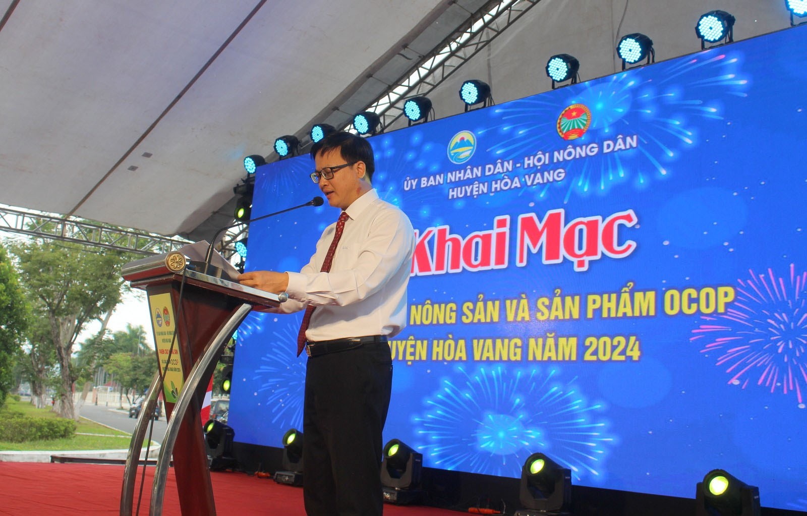 Ông Phan Duy Anh, Phó Chủ tịch UBND huyện Hòa Vang đọc diễn văn khai mạc