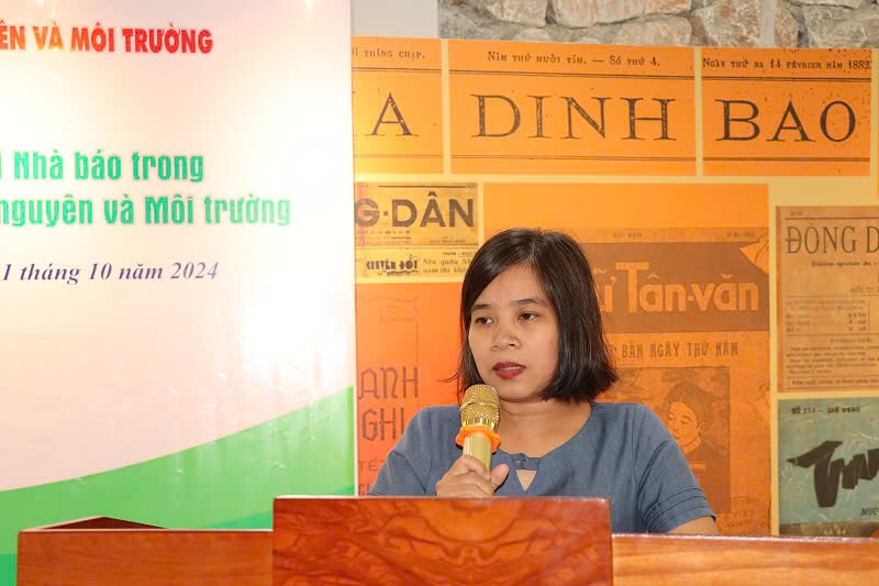 Nhà báo Trần Tú Quyên trình bày tham luận 