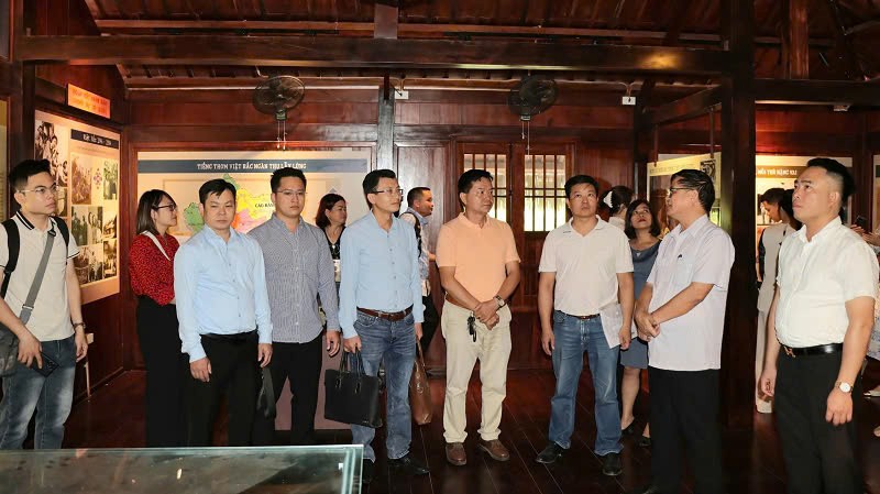 Đoàn công tác tham quan tại Di tích lịch sử Trường dạy làm báo Huỳnh Thúc Kháng