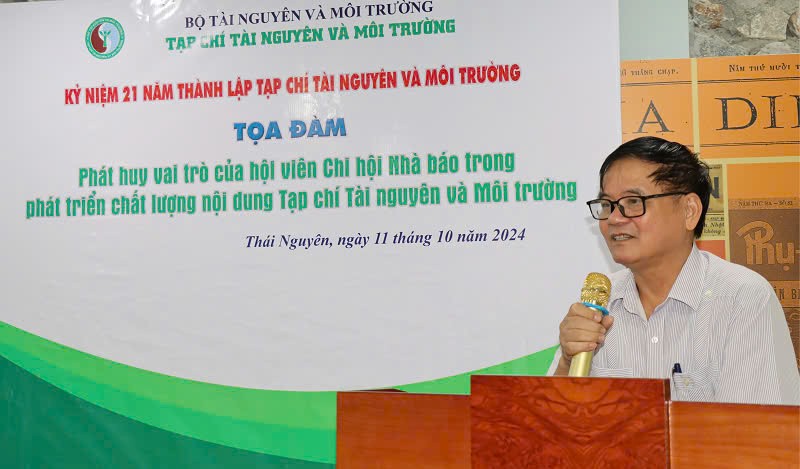 Nhà báo Phan Hữu Minh, đại diện Bảo tàng Hội Nhà báo Việt Nam tại Di tích lịch sử Quốc gia Trường dạy làm báo Huỳnh Thúc Kháng phát biểu 