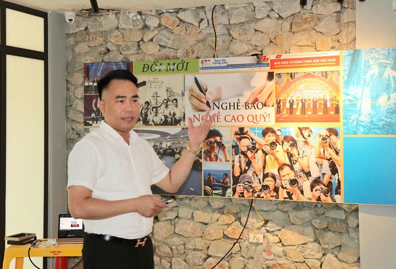 TS. Đào Xuân Hưng, Tổng Biên tập Tạp chí trình bày tham luận 