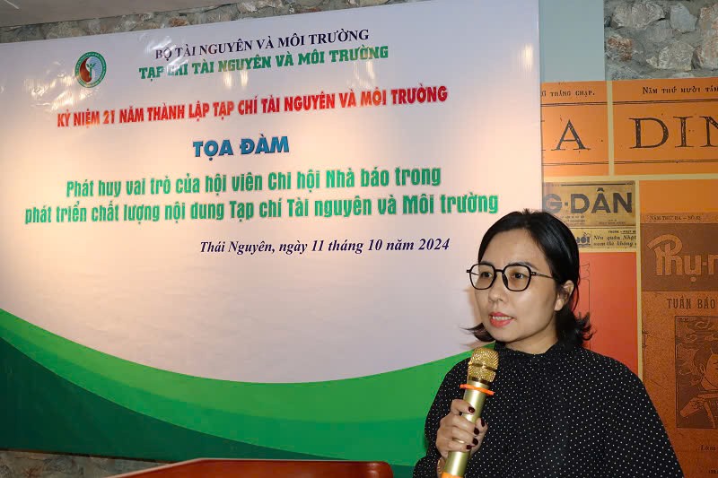 Nhà báo Đoàn Thị Hồng Minh trình bày tham luận 