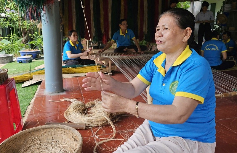 Nghệ nhân Phạm Thị Huệ chia sẻ về nghề dệt chiếu cói Nghệ nhân Phạm Thị Huệ chia sẻ về nghề dệt chiếu cói