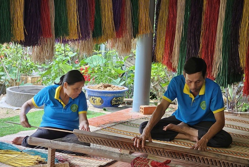 Các nghệ nhân dệt chiếu cói thủ công Các nghệ nhân dệt chiếu cói thủ công