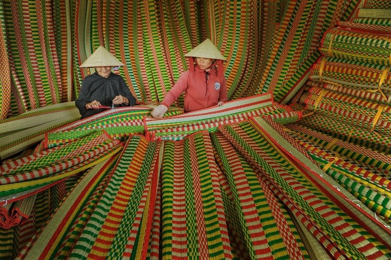 Thành phẩm chiếu cói với những màu sắc tươi sáng Thành phẩm chiếu cói với những màu sắc tươi sáng