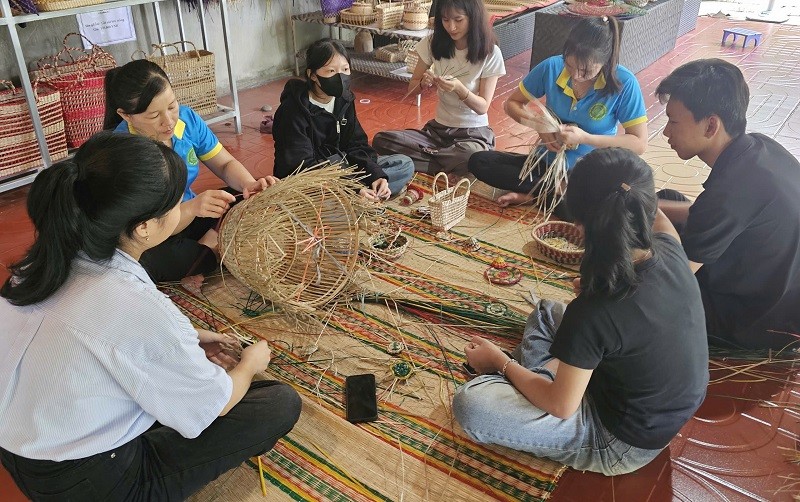 Thanh thiếu niên trải nghiệm du lịch Làng nghề dệt chiếu cói Phú Tân Thanh thiếu niên trải nghiệm du lịch Làng nghề dệt chiếu cói Phú Tân