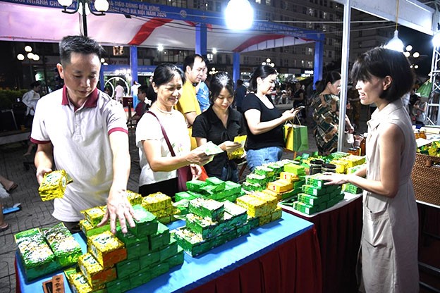 Gian hàng nông sản sạch tham gia Mạng lưới sản xuất và tiêu dùng bền vững tại Chương trình.  Gian hàng nông sản sạch tham gia Mạng lưới sản xuất và tiêu dùng bền vững tại Chương trình.