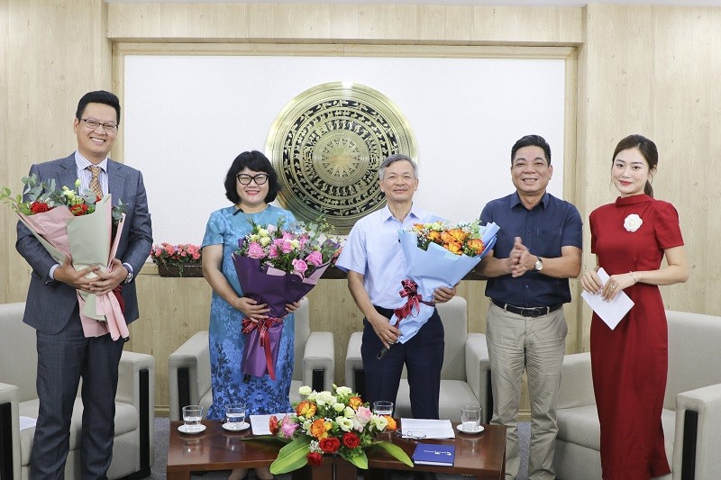 Các vị khách mời tham gia chương trình tọa đàm trực tuyến. Các vị khách mời tham gia chương trình tọa đàm trực tuyến.