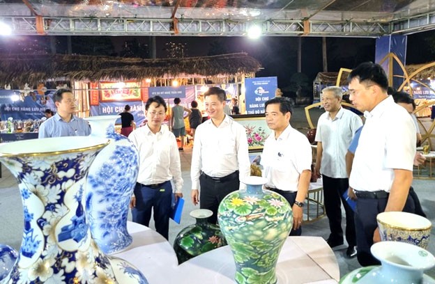 Hội chợ Hàng lưu niệm Thủ đô năm 2024 là cơ hội giao thương, giúp doanh nghiệp kết nối-tiêu thụ sản phẩm công nghiệp nông thôn. Hội chợ Hàng lưu niệm Thủ đô năm 2024 là cơ hội giao thương, giúp doanh nghiệp kết nối-tiêu thụ sản phẩm công nghiệp nông thôn.