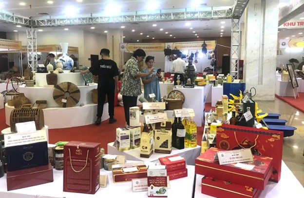 Các sản phẩm thủ công mỹ nghệ được thiết kế ngày càng bắt mắt. Các sản phẩm thủ công mỹ nghệ được thiết kế ngày càng bắt mắt.