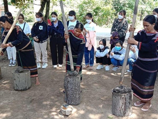Thời gian gần đây, nhiều đoàn tham quan, du lịch tìm đến buôn làng để tìm về gốm cổ.