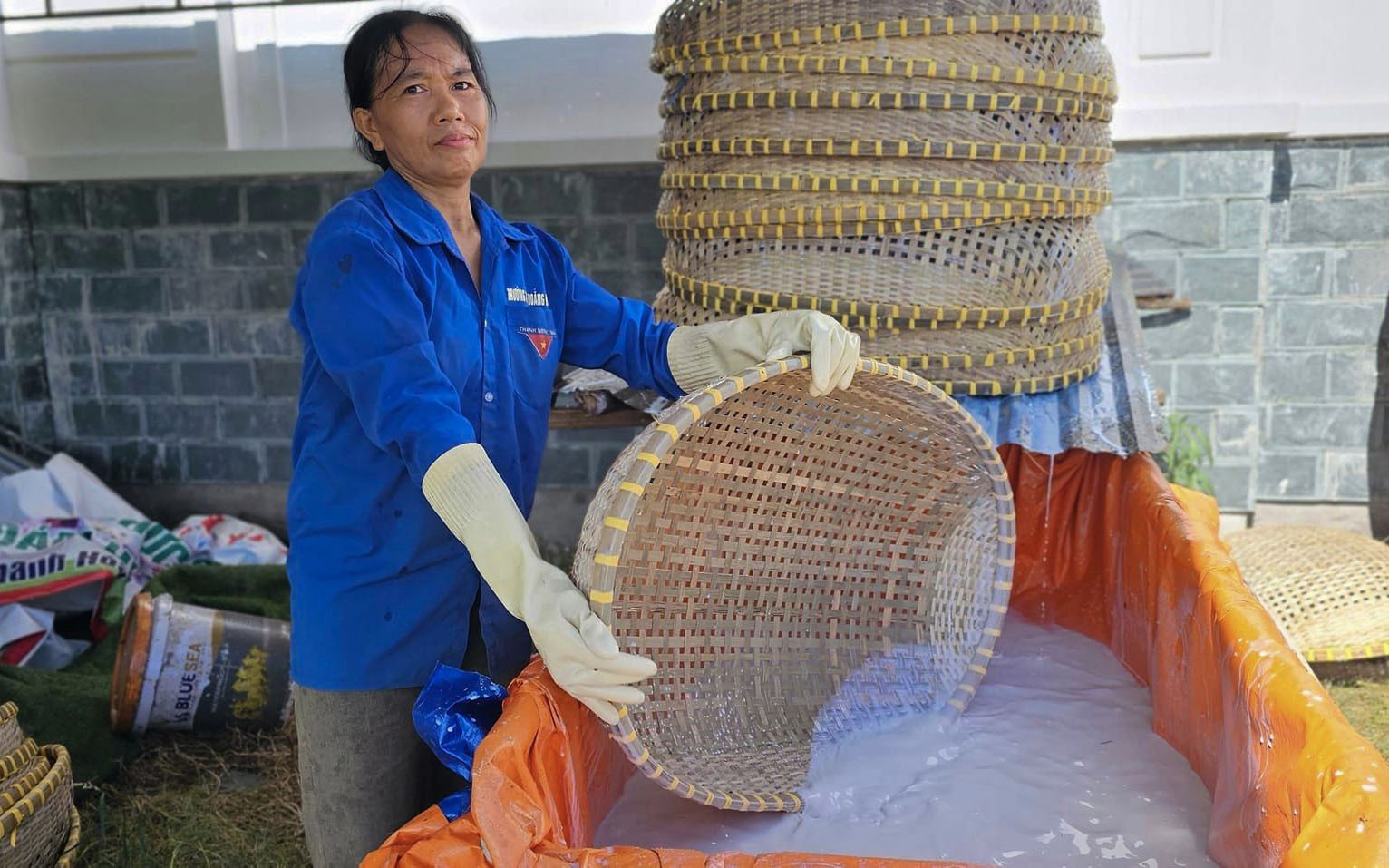 Để tạo ra sản phẩm như ý, người thợ phải cẩn thận từ khâu chọn lựa nguyên liệu cho đến kỹ thuật chế tác. Ảnh: Bảo Ân. Để tạo ra sản phẩm như ý, người thợ phải cẩn thận từ khâu chọn lựa nguyên liệu cho đến kỹ thuật chế tác. Ảnh: Bảo Ân.