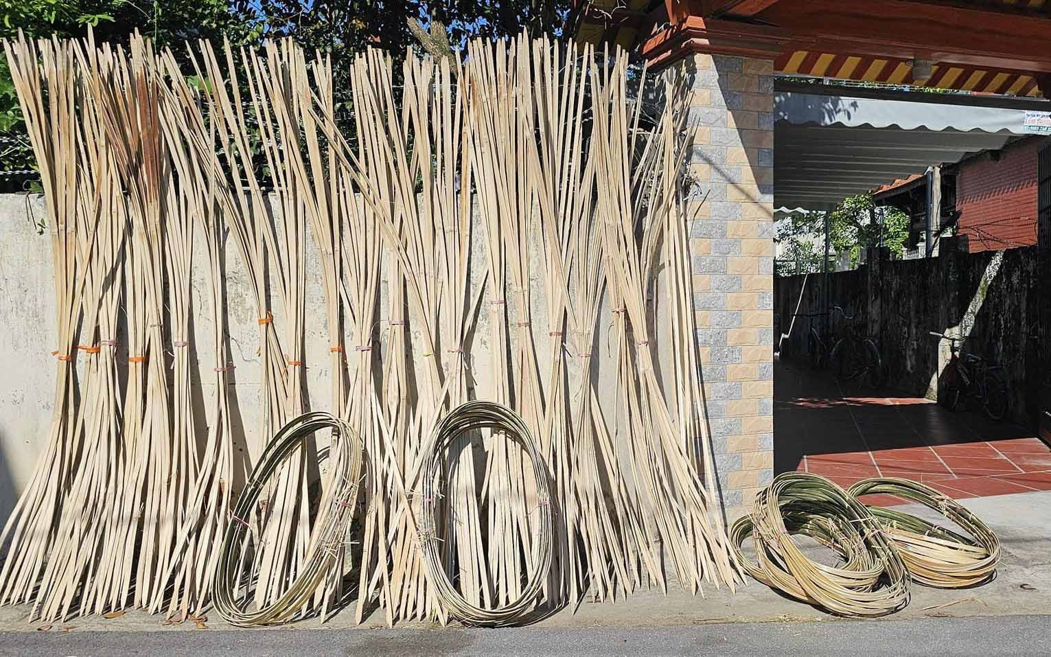 Theo đó, công phu nhất là khâu phơi sấy và chẻ mây. Sấy nhiều khói sẽ làm sợi mây bị đỏ, trong khi ít khói quá cũng dẫn đến tình trạng tương tự; khi phơi mà gặp mưa thì sợi mây sẽ mất vẻ đẹp, còn nếu nắng quá thì sợi sẽ không còn tươi sáng. Ảnh: Bảo Ân. Theo đó, công phu nhất là khâu phơi sấy và chẻ mây. Sấy nhiều khói sẽ làm sợi mây bị đỏ, trong khi ít khói quá cũng dẫn đến tình trạng tương tự; khi phơi mà gặp mưa thì sợi mây sẽ mất vẻ đẹp, còn nếu nắng quá thì sợi sẽ không còn tươi sáng. Ảnh: Bảo Ân.