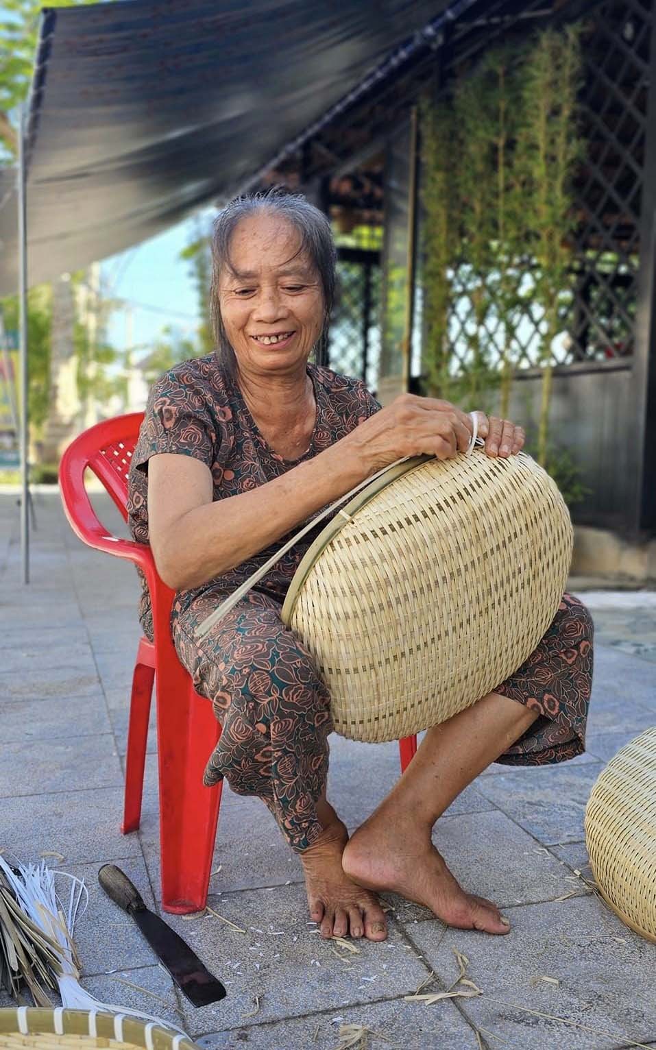 Theo báo Thanh Hóa, trong số 1.500 hộ dân ở xã Hoằng Thịnh, có tới 80% số hộ tham gia sản xuất các mặt hàng mây tre đan. Những khâu cần sự khéo léo, tỉ mỉ thường do chị em phụ nữ đảm nhiệm, trong khi các khâu xử lý nguyên liệu cần sức lực chủ yếu do nam giới thực hiện. Ảnh: Bảo Ân. Theo báo Thanh Hóa, trong số 1.500 hộ dân ở xã Hoằng Thịnh, có tới 80% số hộ tham gia sản xuất các mặt hàng mây tre đan. Những khâu cần sự khéo léo, tỉ mỉ thường do chị em phụ nữ đảm nhiệm, trong khi các khâu xử lý nguyên liệu cần sức lực chủ yếu do nam giới thực hiện. Ảnh: Bảo Ân.