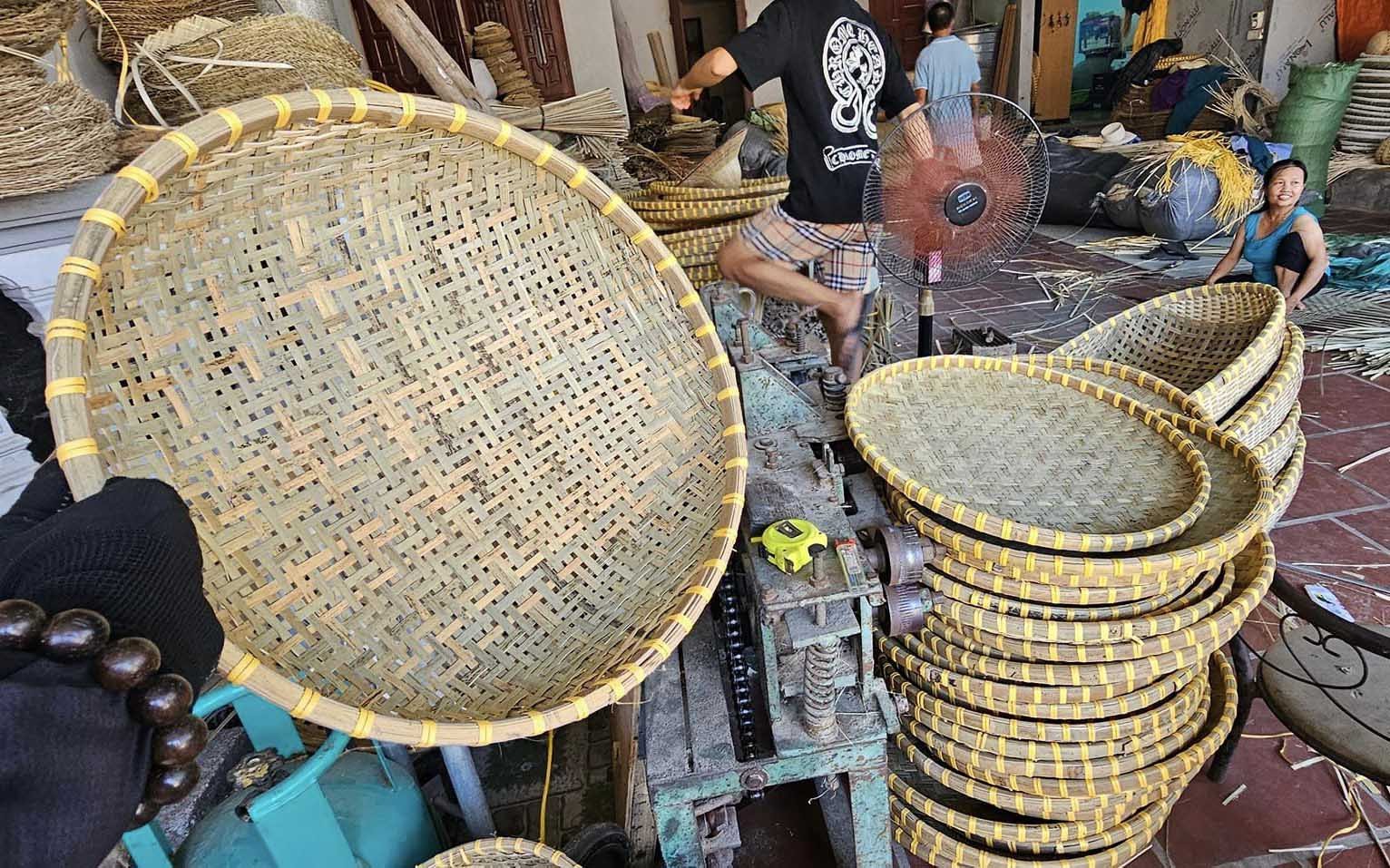 Sau khi hoàn thiện sản phẩm, các hộ dân sẽ mang sản phẩm đến các cơ sở thu mua. Ảnh: Bảo Ân. Sau khi hoàn thiện sản phẩm, các hộ dân sẽ mang sản phẩm đến các cơ sở thu mua. Ảnh: Bảo Ân.