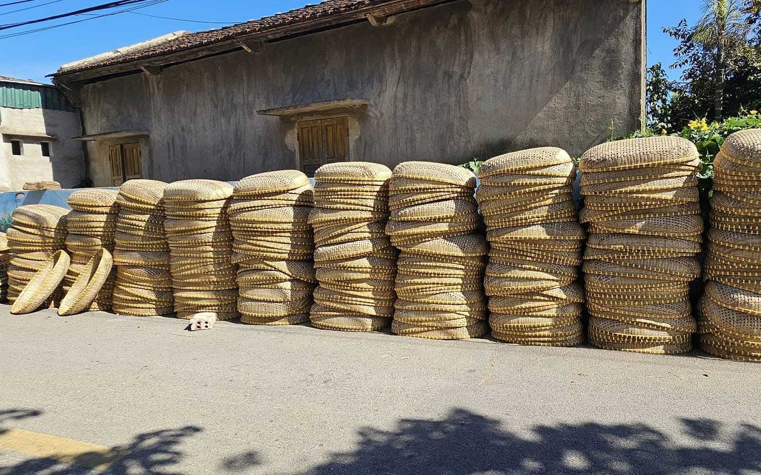 Nghề đan mây tre ở Hoằng Thịnh không chỉ là nguồn thu nhập chính cho nhiều hộ gia đình mà còn góp phần bảo tồn và phát huy các giá trị văn hóa truyền thống. Ảnh: Bảo Ân. Nghề đan mây tre ở Hoằng Thịnh không chỉ là nguồn thu nhập chính cho nhiều hộ gia đình mà còn góp phần bảo tồn và phát huy các giá trị văn hóa truyền thống. Ảnh: Bảo Ân.