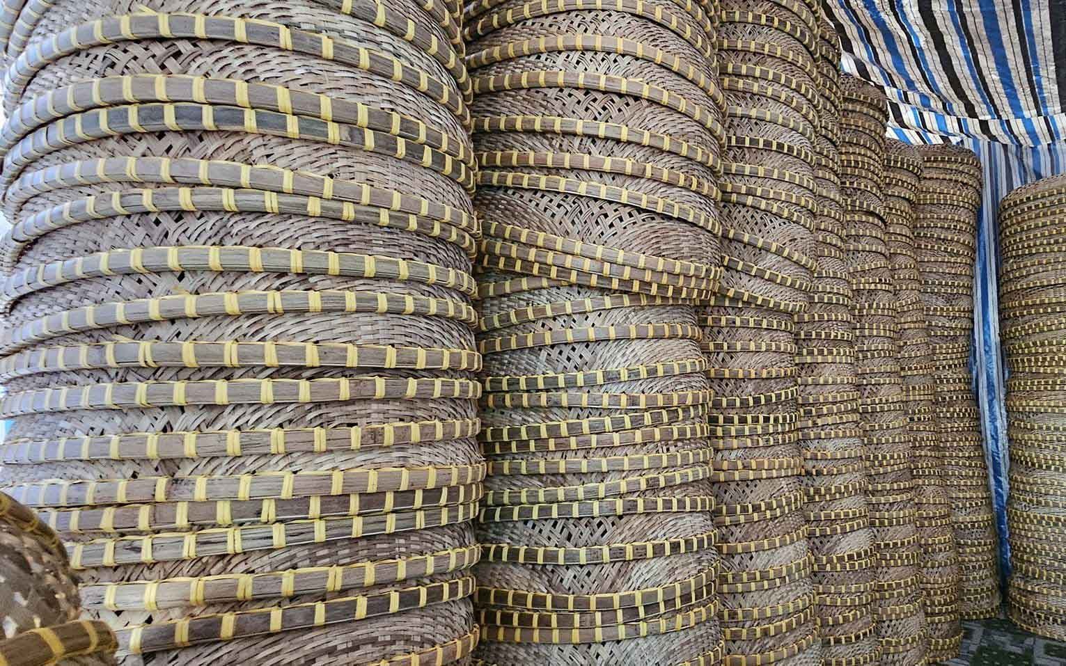 Trải qua hơn 100 năm tồn tại và phát triển, cùng với những biến cố thăng trầm, người dân làng Hoằng Thịnh vẫn giữ lửa nghề. Những sản phẩm mỹ nghệ mây tre đan Hoằng Thịnh dần ghi dấu ấn trên "bản đồ du lịch", thu hút du khách tìm mua khi đến “xứ Thanh”. Ảnh: Bảo Ân. Trải qua hơn 100 năm tồn tại và phát triển, cùng với những biến cố thăng trầm, người dân làng Hoằng Thịnh vẫn giữ lửa nghề. Những sản phẩm mỹ nghệ mây tre đan Hoằng Thịnh dần ghi dấu ấn trên "bản đồ du lịch", thu hút du khách tìm mua khi đến “xứ Thanh”. Ảnh: Bảo Ân.