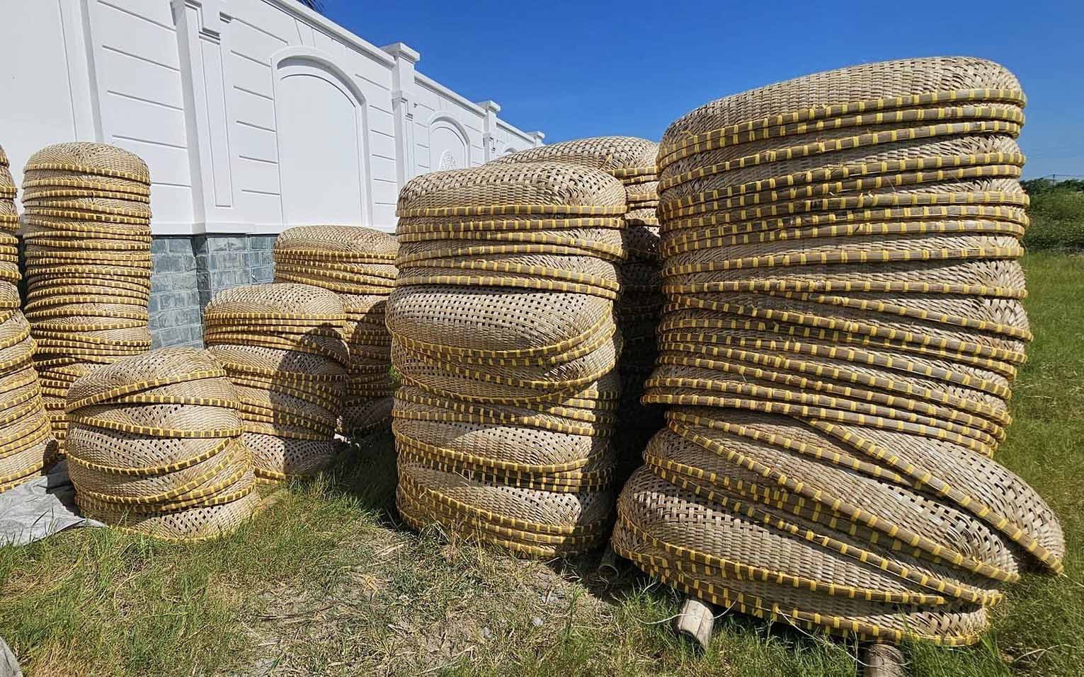 Các sản phẩm từ mây tre mang đậm nét dân dã, gần gũi với cuộc sống nông thôn, đồng thời cũng được ưa chuộng tại thị trường trong nước và quốc tế. Ảnh: Bảo Ân. Các sản phẩm từ mây tre mang đậm nét dân dã, gần gũi với cuộc sống nông thôn, đồng thời cũng được ưa chuộng tại thị trường trong nước và quốc tế. Ảnh: Bảo Ân.