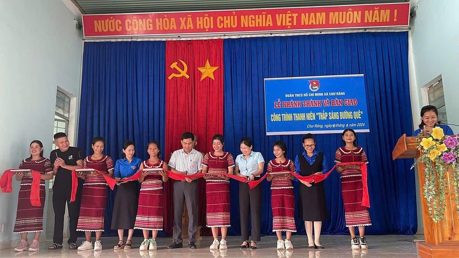 Đoàn xã Chư Răng khánh thành và bàn giao công trình thanh niên "Thắp sáng đường quê", chung tay xây dựng nông thôn mới tại địa phương. Ảnh: V.C