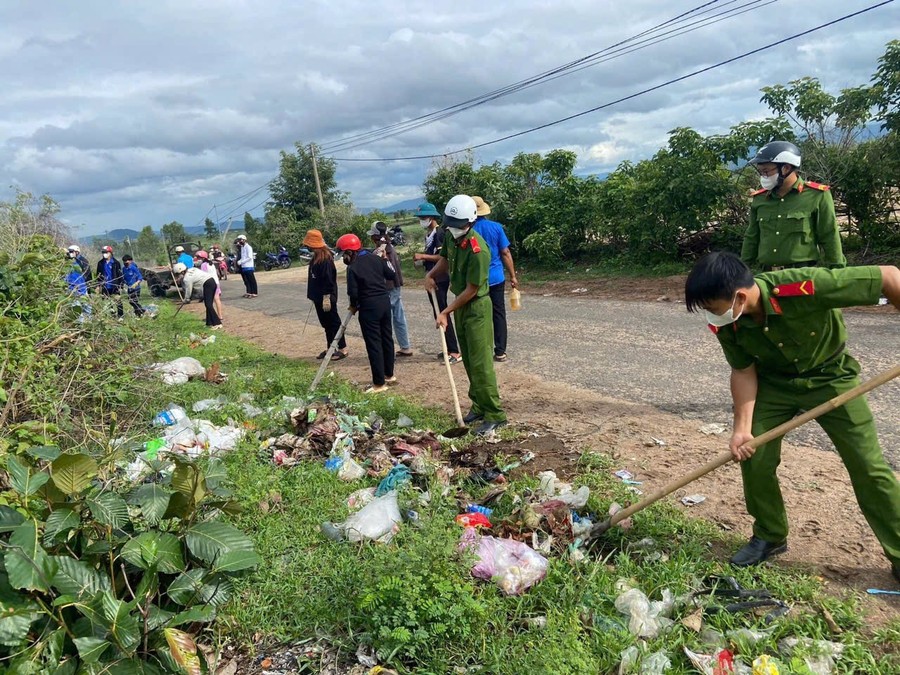 Đoàn viên, thanh niên dọn vệ sinh môi trường trên các tuyến đường giao thông nông thôn. Ảnh: V.C