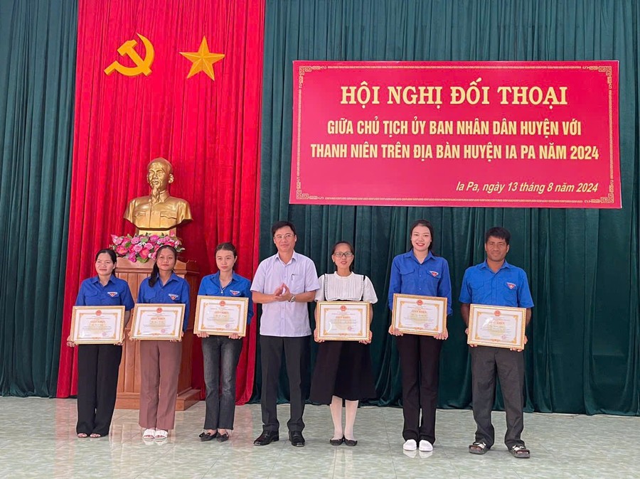 Chủ tịch UBND huyện Huỳnh Văn Trường (đứng giữa) tặng giấy khen cho 1 tập thể và 5 cá nhân có thành tích xuất sắc trong xây dựng nông thôn mới tại địa phương. Ảnh: V.C