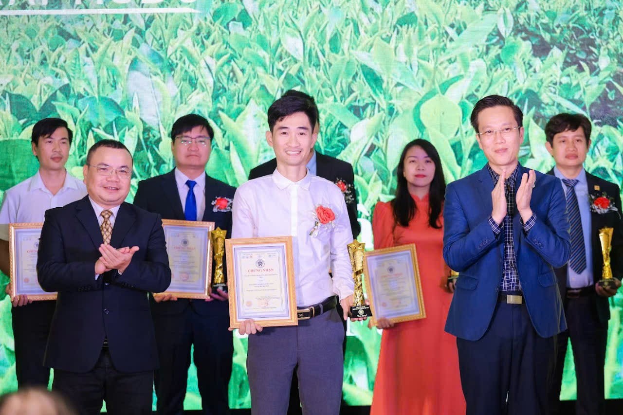 Anh Hoàng Văn Tuấn (áo trắng ở giữa) - Giám đốc HTX trà an toàn Phú Đô nhận giải thưởng TOP công nghiệp 4.0 Việt Nam - Industrie 4.0 Awards lần thứ Ba năm 2024 tại Hà Nội.