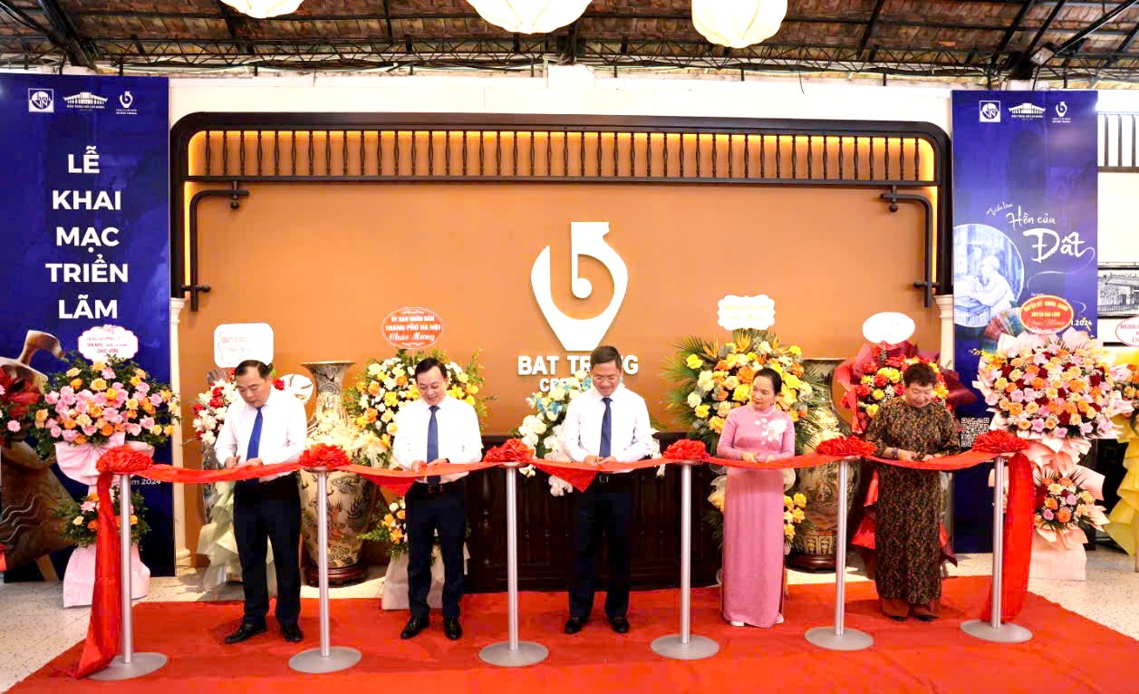 Ban tổ chức cắt băng khai mạc triển lãm. Ban tổ chức cắt băng khai mạc triển lãm.