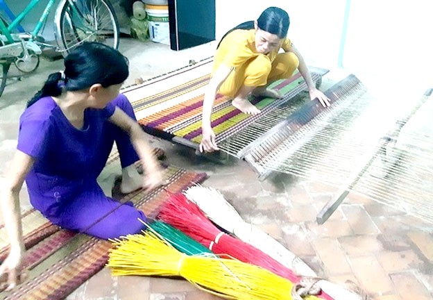 Thu nhập ít ỏi khiến nhiều người dân không còn mặn mà với nghề đan chiếu An Phước Thu nhập ít ỏi khiến nhiều người dân không còn mặn mà với nghề đan chiếu An Phước