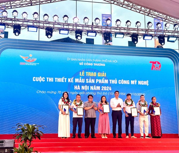 Ông Dương Quốc Trịnh, Phó Cục trưởng Cục Công địa phương và ông Nguyễn Đình Thắng, Phó Giám đốc Sở Công thương Hà Nội trao giải nhất cho các nghệ nhân, thợ giỏi