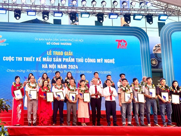 Ông Trịnh Quốc Đạt, Chủ tịch Hiệp hội Làng nghề Việt Nam và Phó Giám đốc Sở Du lịch Hà Nội - Trần Trung Hiếu trao giải ba cho các nghệ nhân, thợ giỏi