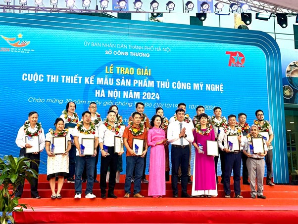 Ông Hoàng Minh Lâm - Giám đốc Trung tâm Khuyến công và Tư vấn phát triển công nghiệp và PGS - TS. Đặng Mai Anh trao giải khuyến khích cho các nghệ nhân, thợ giỏi