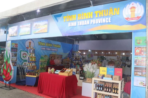Gian hàng của tỉnh Bình Thuận tham gia Hội chợ Triển lãm hàng công nghiệp nông thôn tiêu biểu khu vực phía Nam năm 2024. Gian hàng của tỉnh Bình Thuận tham gia Hội chợ Triển lãm hàng công nghiệp nông thôn tiêu biểu khu vực phía Nam năm 2024.