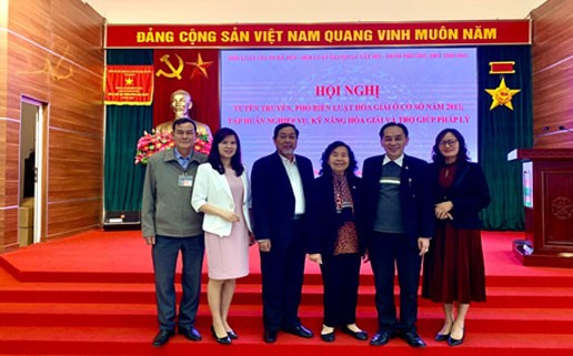 Chị Giang (ngoài cùng, bên phải) với các hòa giải viên ở phường  Phú Thượng. Chị Giang (ngoài cùng, bên phải) với các hòa giải viên ở phường  Phú Thượng.