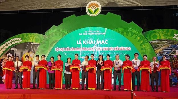 Thứ trưởng Bộ Công Thương Phan Thị Thắng cùng các đại biểu thực hiện nghi thức cắt băng khai mạc Hội chợ. Thứ trưởng Bộ Công Thương Phan Thị Thắng cùng các đại biểu thực hiện nghi thức cắt băng khai mạc Hội chợ.