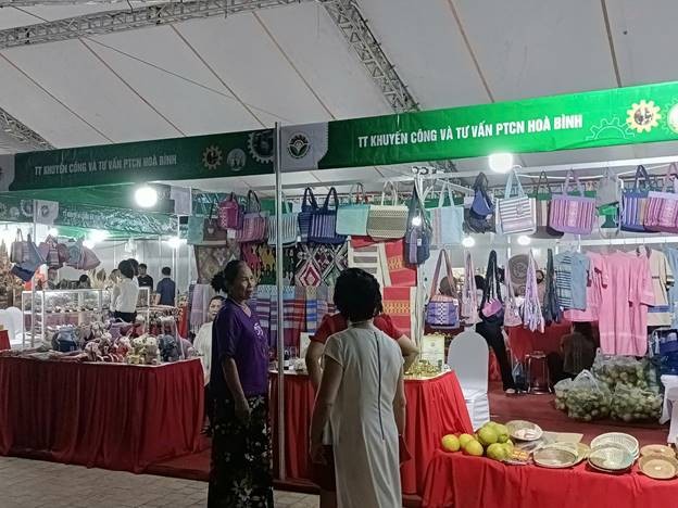 Gian hàng bày bán sản phẩm CNNT tiêu biểu của Trung tâm khuyến công và tư vấn PTCN Hoà Bình Gian hàng bày bán sản phẩm CNNT tiêu biểu của Trung tâm khuyến công và tư vấn PTCN Hoà Bình