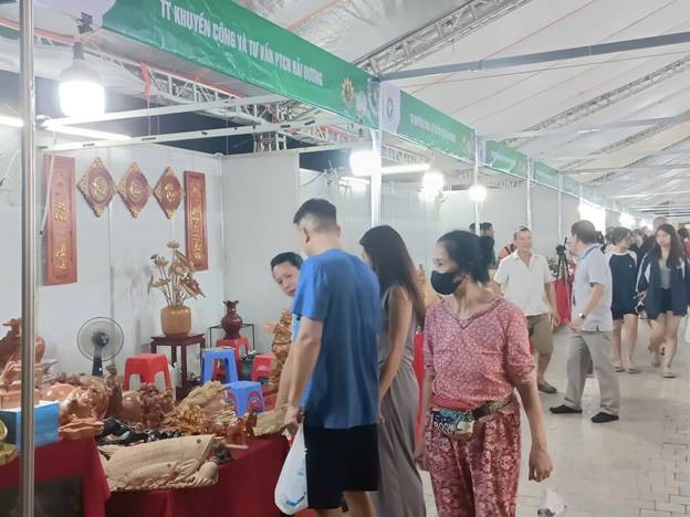 Khách hàng tham quan, mua sắm tại Hội chợ Khách hàng tham quan, mua sắm tại Hội chợ