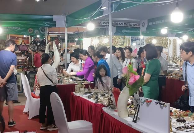 Khai mạc Hội chợ triển lãm hàng công nghiệp nông thôn tiêu biểu năm 2024 Khai mạc Hội chợ triển lãm hàng công nghiệp nông thôn tiêu biểu năm 2024