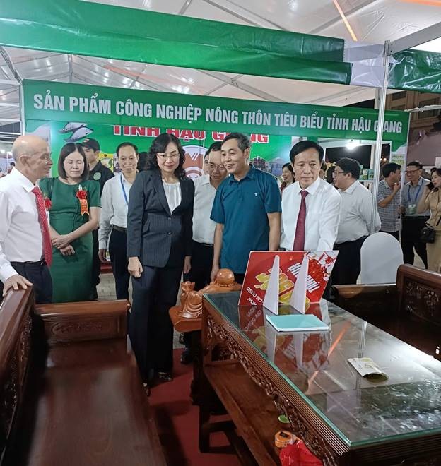 Khai mạc Hội chợ triển lãm hàng công nghiệp nông thôn tiêu biểu năm 2024 Khai mạc Hội chợ triển lãm hàng công nghiệp nông thôn tiêu biểu năm 2024