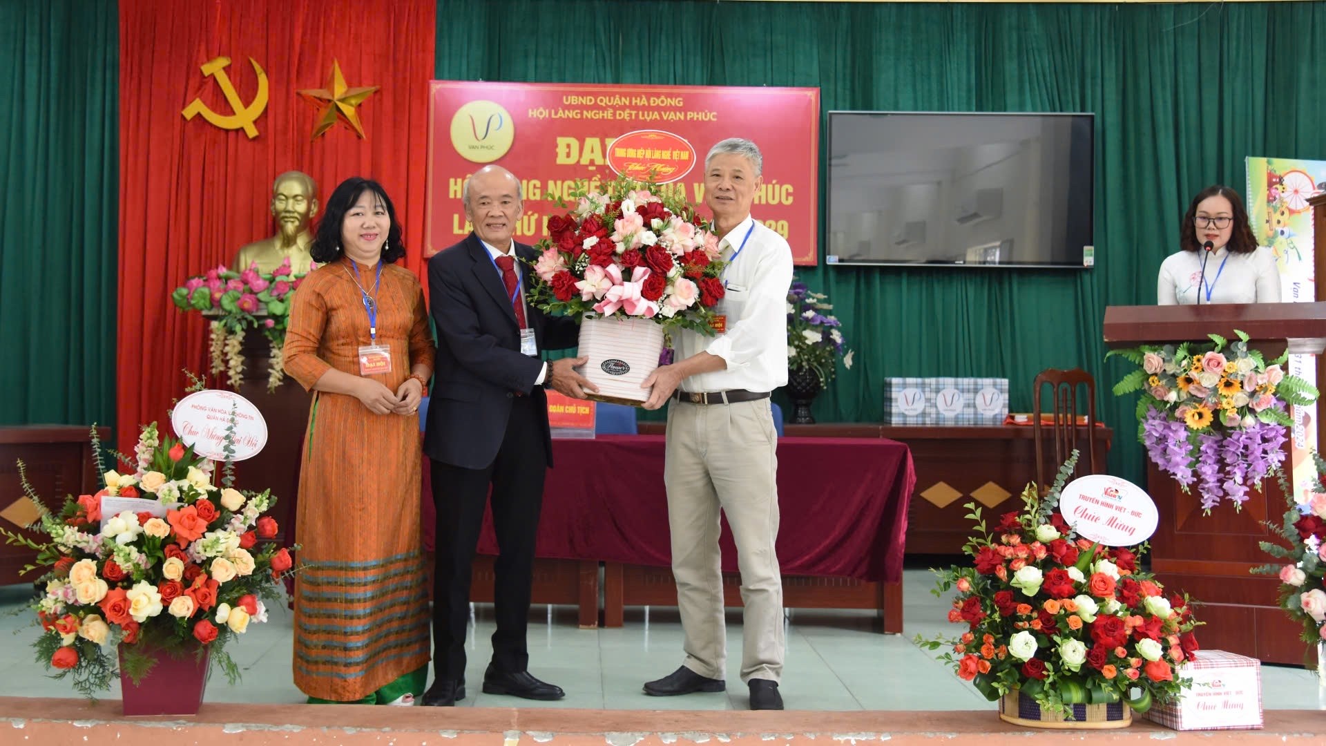 Ông Trịnh Quốc Đạt, Chủ tịch Hiệp hội Làng nghề Việt Nam tặng hoa chúc mừng Đại hội