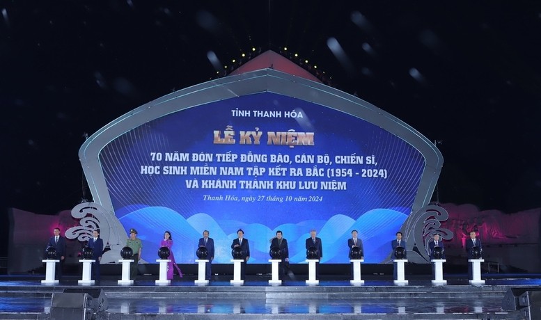 Các đại biểu ấn nút khánh thành Khu lưu niệm đồng bào, chiến sĩ, học sinh miền Nam tập kết ra Bắc tại TP. Sầm Sơn, tỉnh Thanh Hóa - Ảnh: VGP/LS Các đại biểu ấn nút khánh thành Khu lưu niệm đồng bào, chiến sĩ, học sinh miền Nam tập kết ra Bắc tại TP. Sầm Sơn, tỉnh Thanh Hóa - Ảnh: VGP/LS