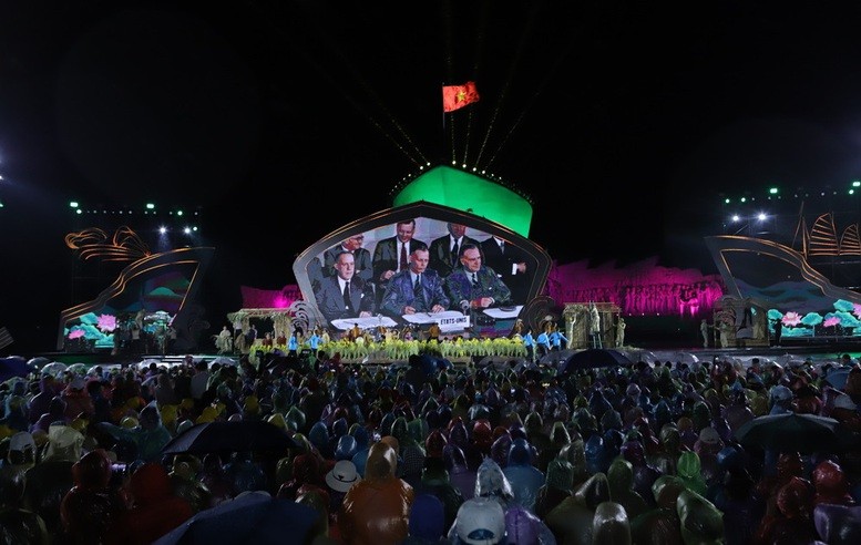 Đồng bào, chiến sĩ tỉnh Thanh Hóa xem Chương trình nghệ thuât đặc biệt 'Quê Thanh: nghĩa Bắc - tình Nam' được dàn dựng công phu với hơn 400 nghệ sĩ chuyên nghiệp Trung ương và địa phương cùng tham gia biểu diễn - Ảnh: VGP/LS Đồng bào, chiến sĩ tỉnh Thanh Hóa xem Chương trình nghệ thuât đặc biệt 'Quê Thanh: nghĩa Bắc - tình Nam' được dàn dựng công phu với hơn 400 nghệ sĩ chuyên nghiệp Trung ương và địa phương cùng tham gia biểu diễn - Ảnh: VGP/LS