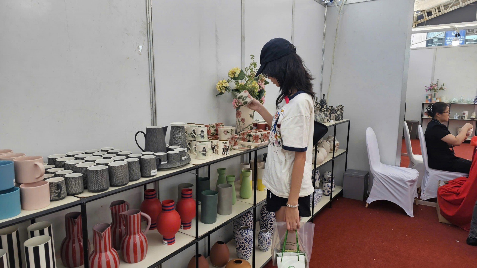 Nhiều sản phẩm làng nghề của Hà Nội tham gia Hội chợ triển lãm hàng công nghiệp nông thôn tiêu biểu năm 2024 Nhiều sản phẩm làng nghề của Hà Nội tham gia Hội chợ triển lãm hàng công nghiệp nông thôn tiêu biểu năm 2024