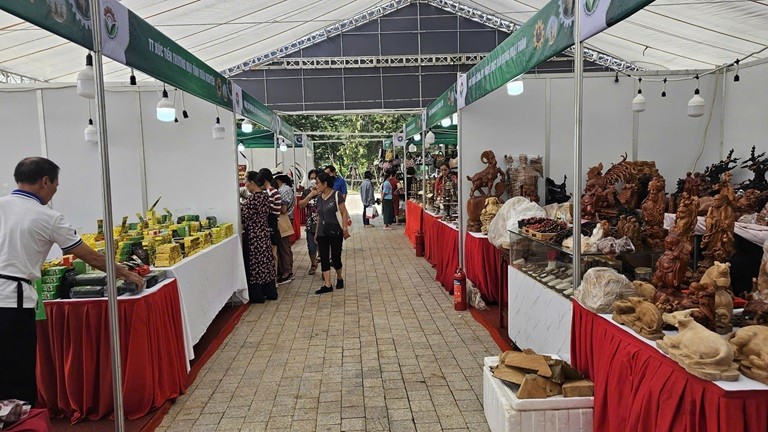 Nhiều sản phẩm làng nghề của Hà Nội tham gia Hội chợ triển lãm hàng công nghiệp nông thôn tiêu biểu năm 2024 Nhiều sản phẩm làng nghề của Hà Nội tham gia Hội chợ triển lãm hàng công nghiệp nông thôn tiêu biểu năm 2024