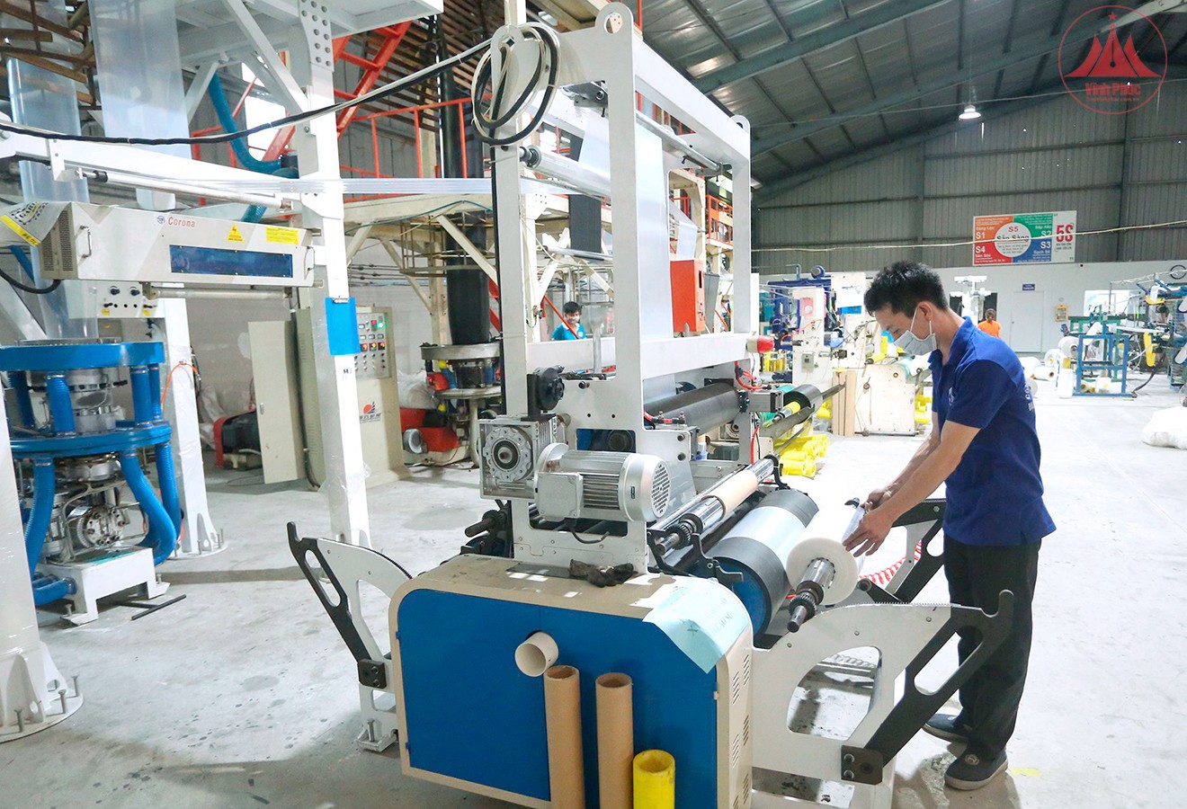 Nhờ nguồn kinh phí hỗ trợ khuyến công của tỉnh, Công ty TNHH Bao bì Atlantic, thị trấn Đạo Đức (Bình Xuyên) có thêm nguồn lực đầu tư dây chuyền, máy móc, mở rộng quy mô sản xuất. Ảnh: Nguyễn Lượng Nhờ nguồn kinh phí hỗ trợ khuyến công của tỉnh, Công ty TNHH Bao bì Atlantic, thị trấn Đạo Đức (Bình Xuyên) có thêm nguồn lực đầu tư dây chuyền, máy móc, mở rộng quy mô sản xuất. Ảnh: Nguyễn Lượng