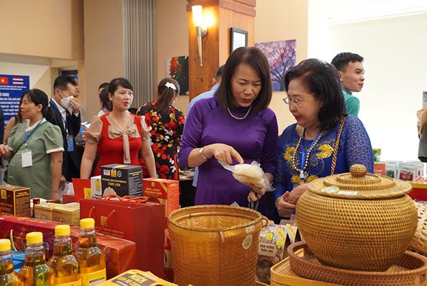 Các nhà phân phối nước ngoài quan tâm, tìm hiểu sản phẩm của  các doanh nghiệp Quảng Bình. Các nhà phân phối nước ngoài quan tâm, tìm hiểu sản phẩm của  các doanh nghiệp Quảng Bình.