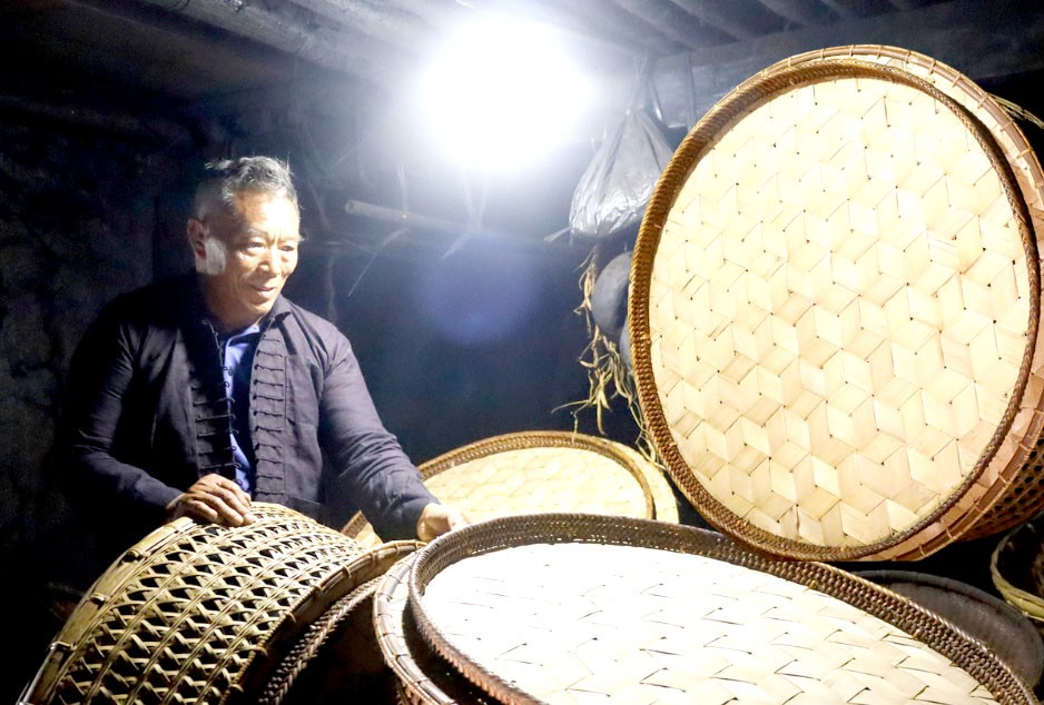 Chiếc mâm mây được ví như linh hồn của dân tộc Hà Nhì