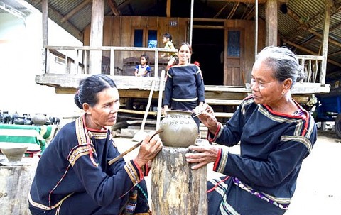 Hồi sinh nghề gốm cổ buôn Dơng Bắk