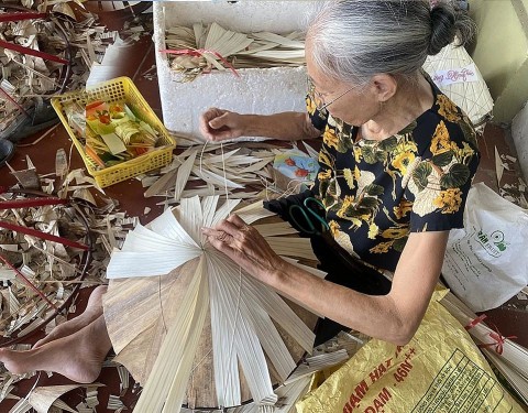 Những nghệ nhân tâm huyết với nghề làm nón Mão Cầu