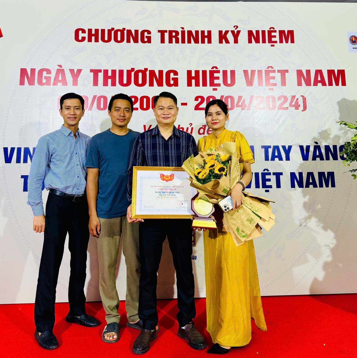 Nghệ nhân Cao Văn Chiến nhận vinh danh nghệ nhân Quốc gia. Nghệ nhân Cao Văn Chiến nhận vinh danh nghệ nhân Quốc gia.