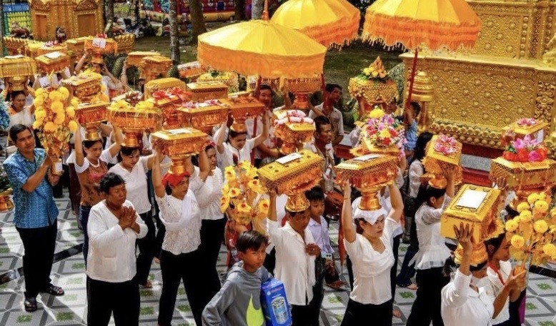 Lễ dâng Y Kathina: Nét văn hóa truyền thống của đồng bào Khmer Nam Bộ Lễ dâng Y Kathina: Nét văn hóa truyền thống của đồng bào Khmer Nam Bộ